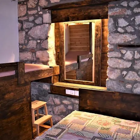 μικρή πέτρινη μεζονέτα 2 Lílaia