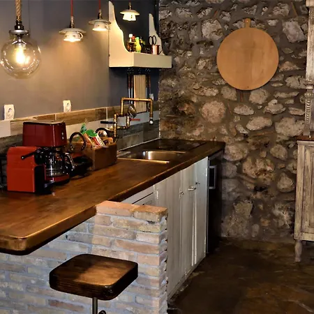 μικρή πέτρινη μεζονέτα 2 *