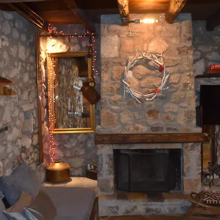 μικρή πέτρινη μεζονέτα 2 * Lílaia