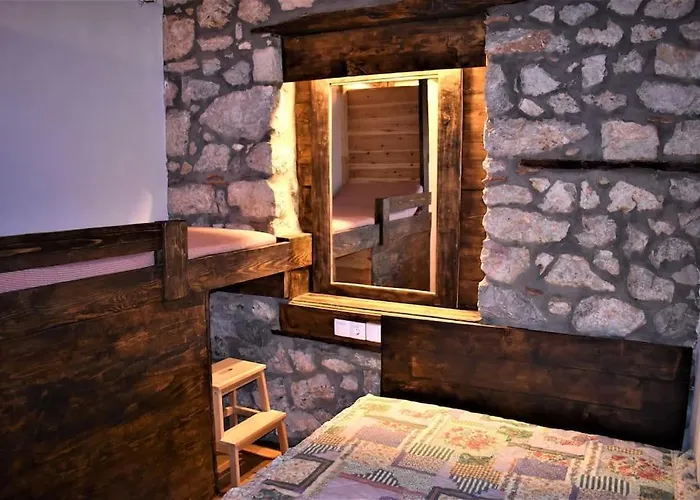 μικρή πέτρινη μεζονέτα 2 Lílaia