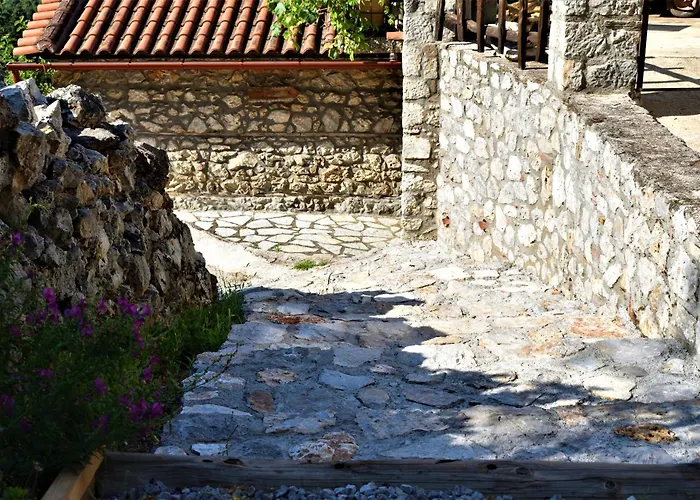 μικρή πέτρινη μεζονέτα 2