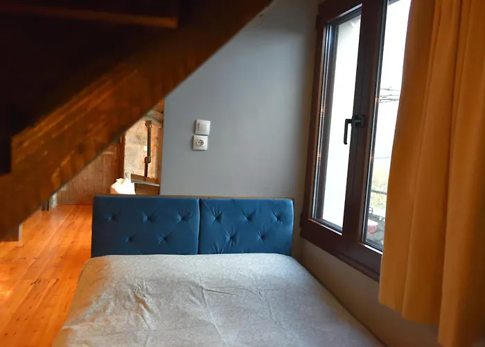 μικρή πέτρινη μεζονέτα 2