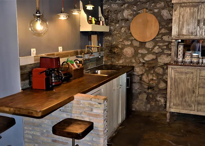 μικρή πέτρινη μεζονέτα 2 *